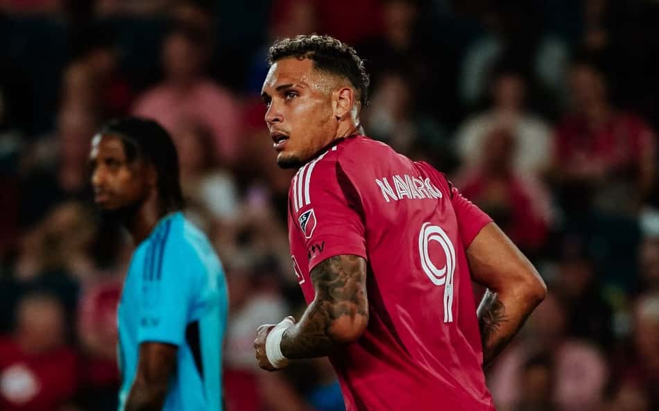 Rafael Navarro comemorando o doblete na MLS pelo St. Louis City (Foto: Reprodução/St.Louis City)