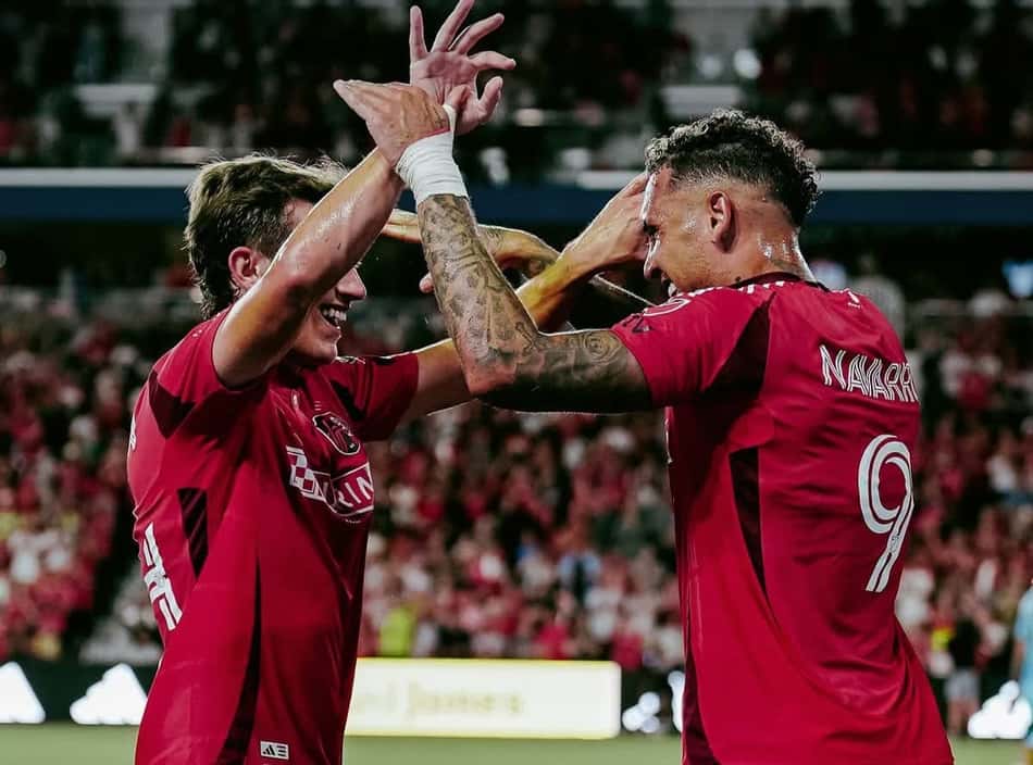 Rafael Navarro comemorando o doblete na MLS pelo St. Louis City