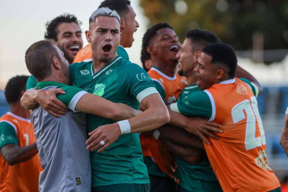 Rafinha, jogador do Floresta comemora seu gol durante partida contra o Santa Cruz no estadio Presidente Vargas (CE) pelo campeonato Brasileiro C 2026.
