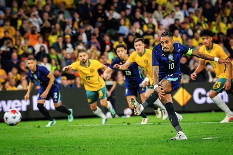 Raphinha marcando gol de pênalti em Austrália x Brasil pelo amistoso internacional
