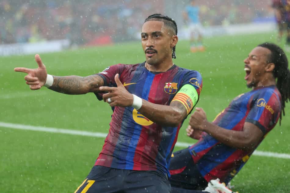 Raphinha celebra o belo gol marcado pelo Barcelona sobre o Feyenoord pela Champions