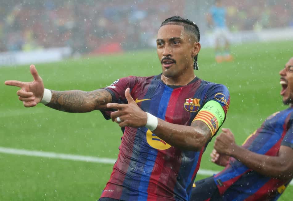 Raphinha celebra o belo gol marcado pelo Barcelona sobre o Feyenoord pela Champions