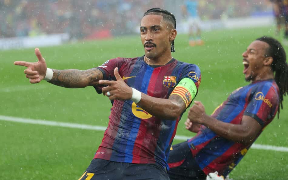 Raphinha celebra o belo gol marcado pelo Barcelona sobre o Feyenoord pela Champions