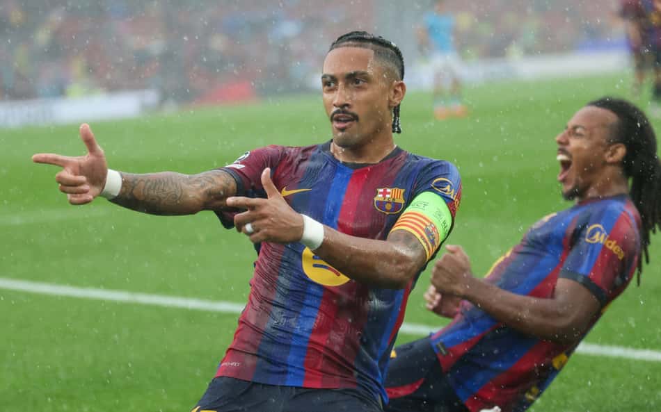 Raphinha celebra o belo gol marcado pelo Barcelona sobre o Feyenoord pela Champions
