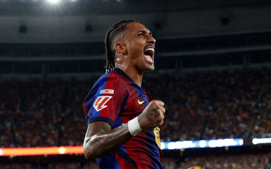 Raphinha comemora gol marcado pelo Barcelona sobre o Rayo Vallecano, na La Liga