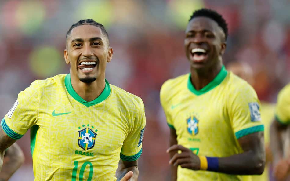 Raphinha e Vini Jr em ação pela Seleção Brasileira