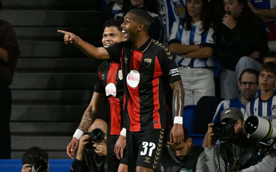 Rayan apontando após marcar gol pelo Bournemouth