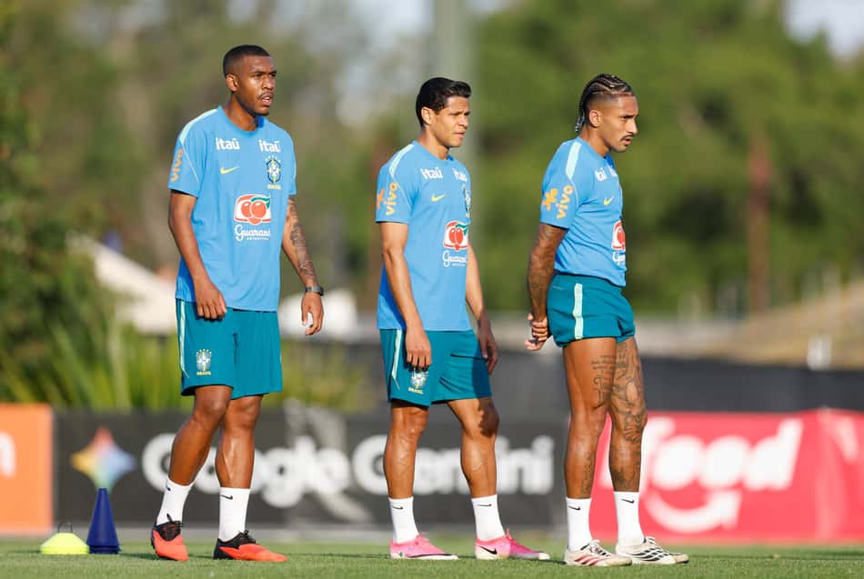 Rayan, Douglas Santos e Raphinha durante treino da Seleção Brasileira em Brisbane