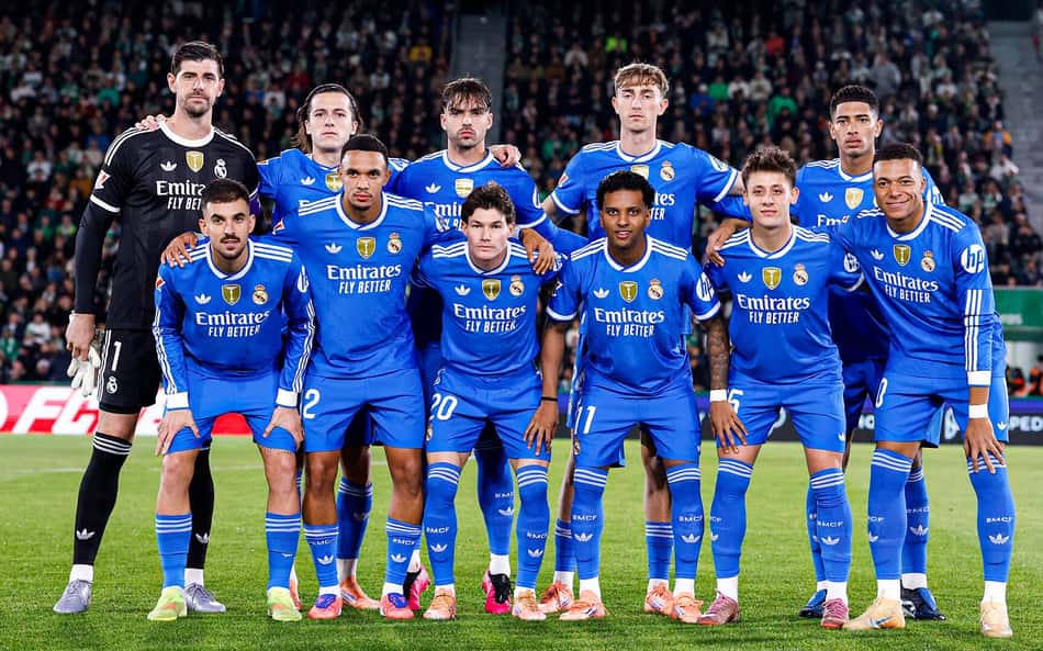 Time do Real Madrid reunido antes do empate por 2 a 2 com o Elche (Foto: Divulgação/Real Madrid)