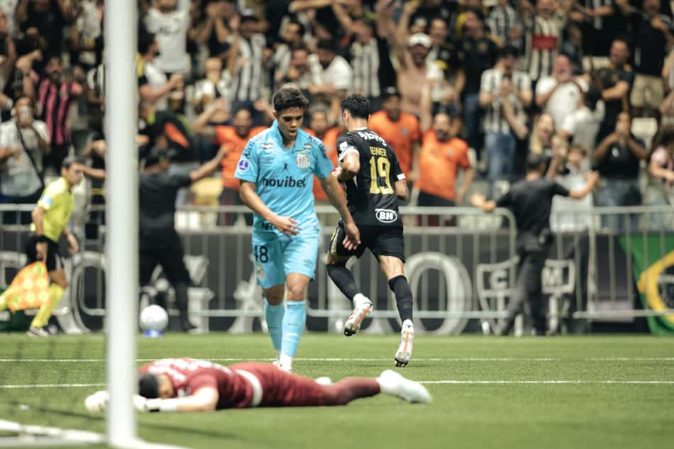 Reinier comemora gol contra o Santos (Foto: Pedro Souza / Atlético)