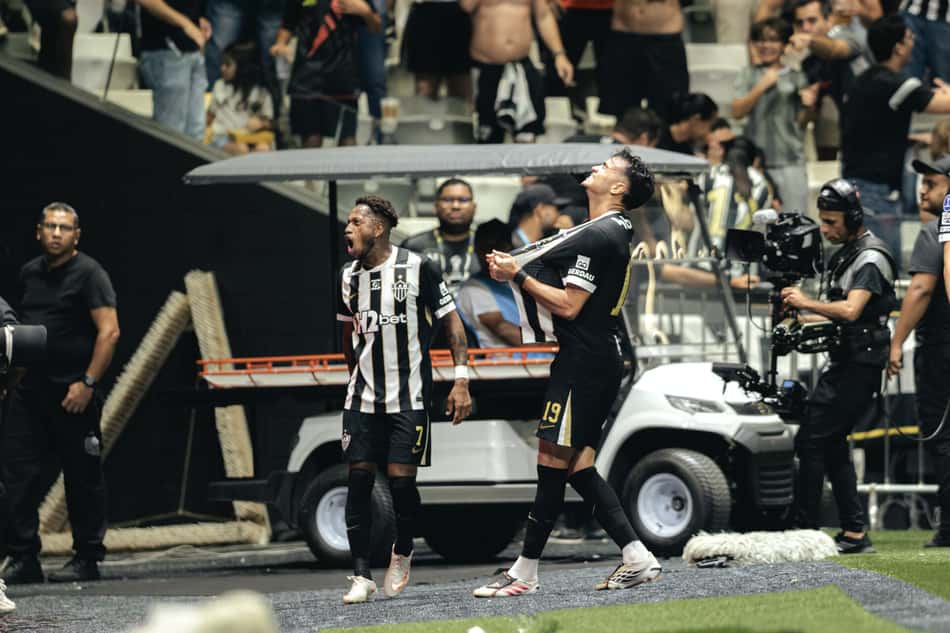 Reinier e Fred comemoram gol (Foto: Pedro Souza / Atlético)