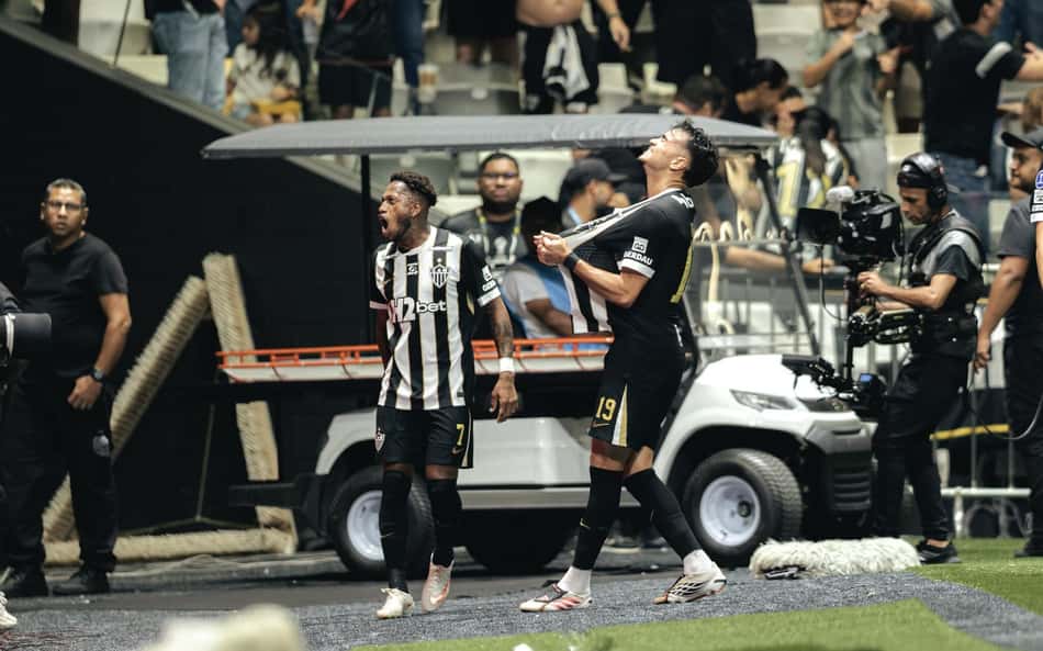 Reinier e Fred comemoram gol (Foto: Pedro Souza / Atlético)