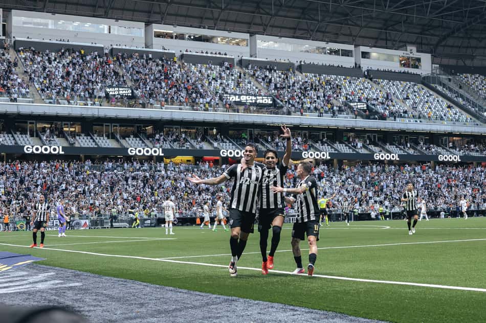 Reinier e Pascini comemoram gol na Arena MRV (Foto: Pedro Souza / Atlético)