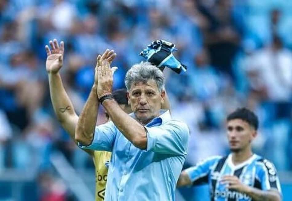 Renato gaúcho comemorando com jogadores do Grêmio