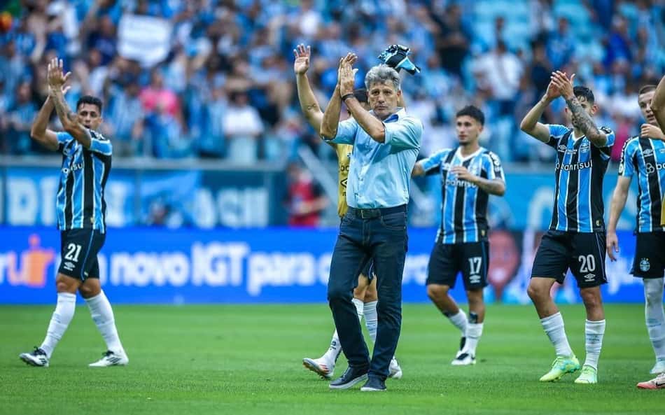 Renato gaúcho comemorando com jogadores do Grêmio