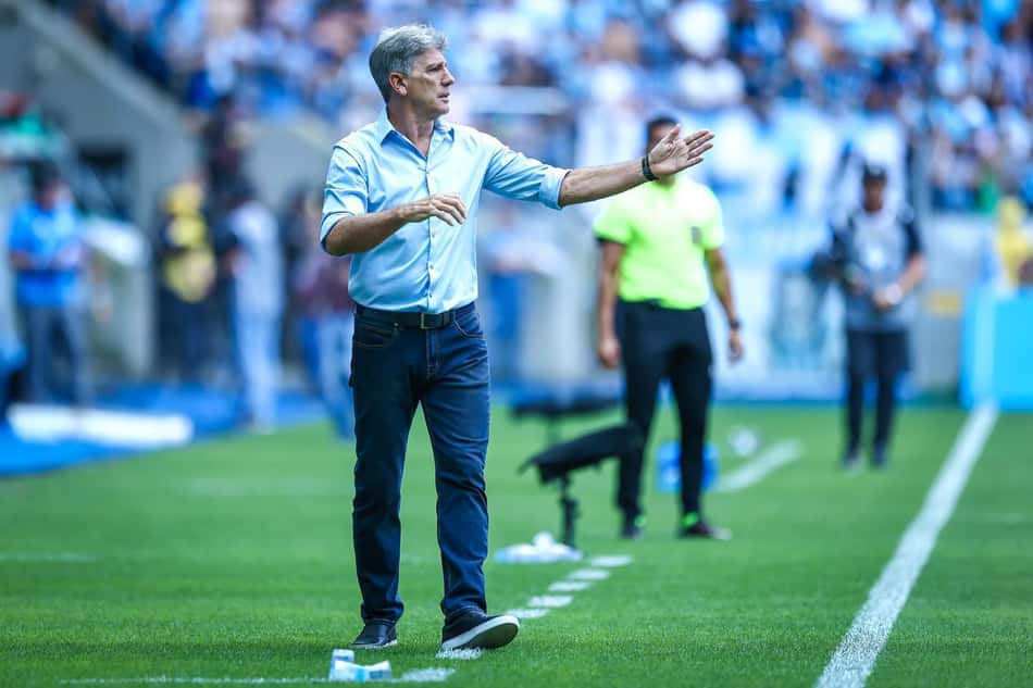 Renato gaúcho a beira do gramado orientando o time