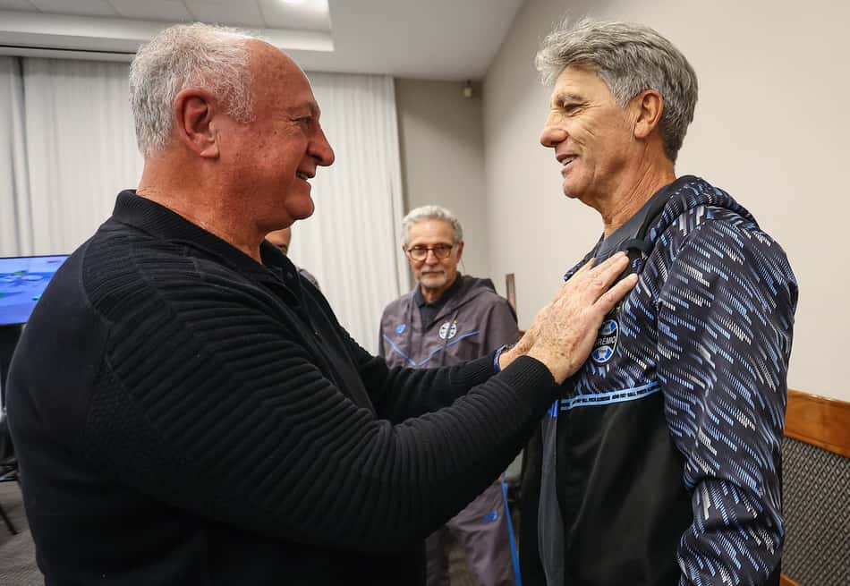 Renato Gaúcho encontra Felipão na chegada da delegação do Grêmio ao Rio de Janeiro
