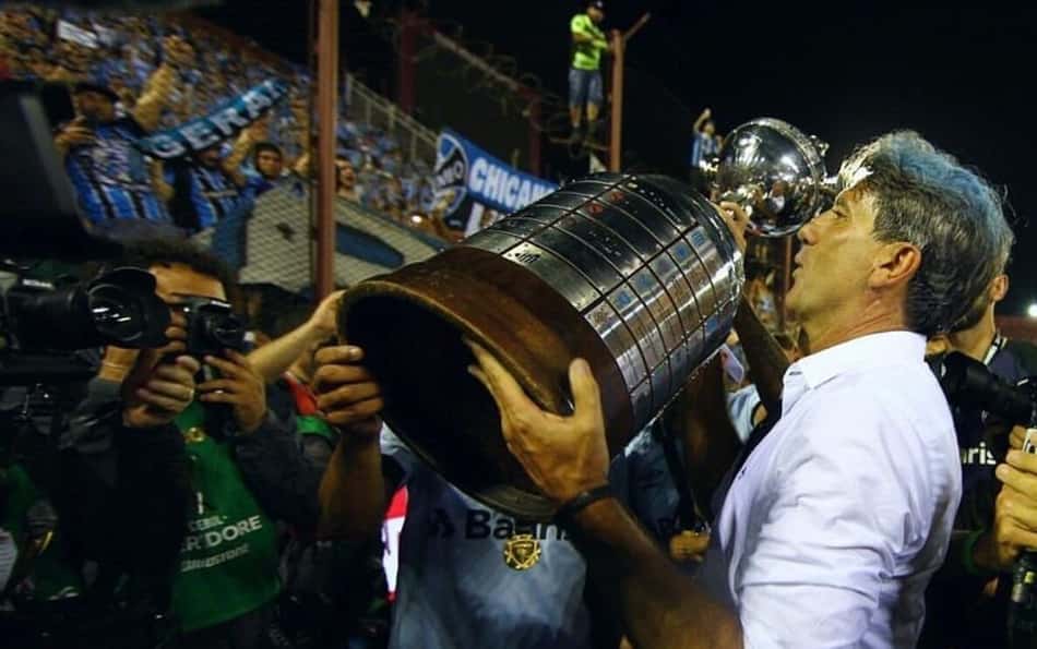 Renato Gaúcho com a taça da Libertadores