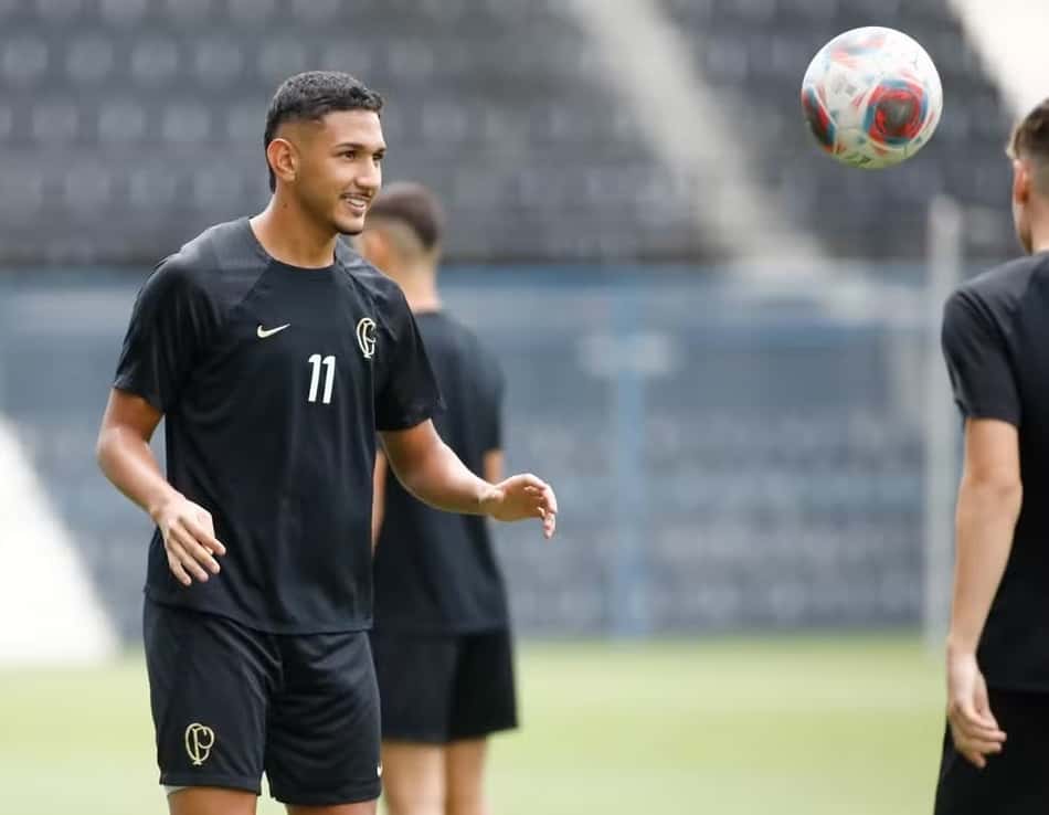 Renato durante treino pelo Corinthians
