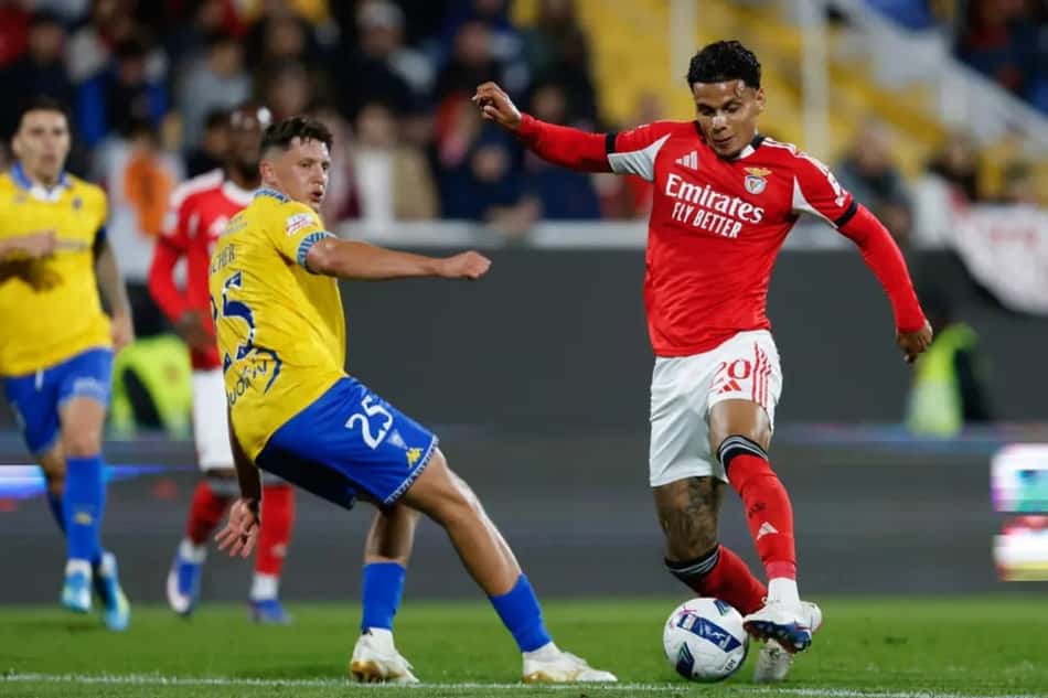 Richard Ríos em ação pelo Benfica contra o Estoril, pelo Campeonato Português