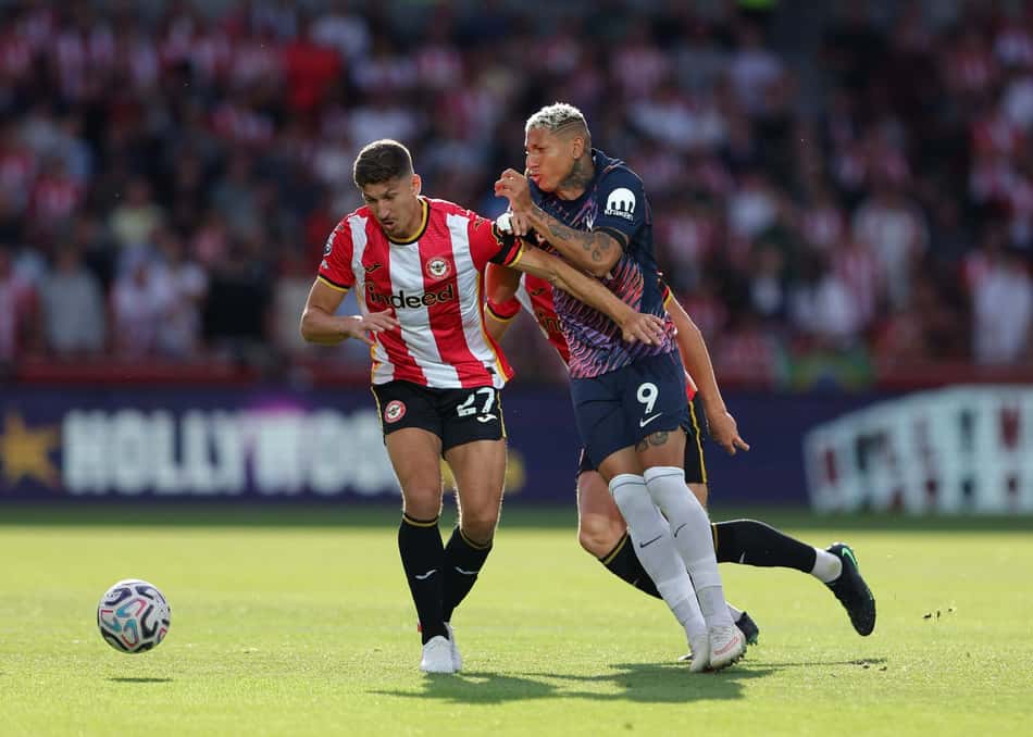 Richarlison chegou a atuar pelo Tottenham contra o Brentford nesta temporada 2026/27 (Foto: ohn Patrick Fletcher/ActionPlus/DiaEsportivo/Folhapress)