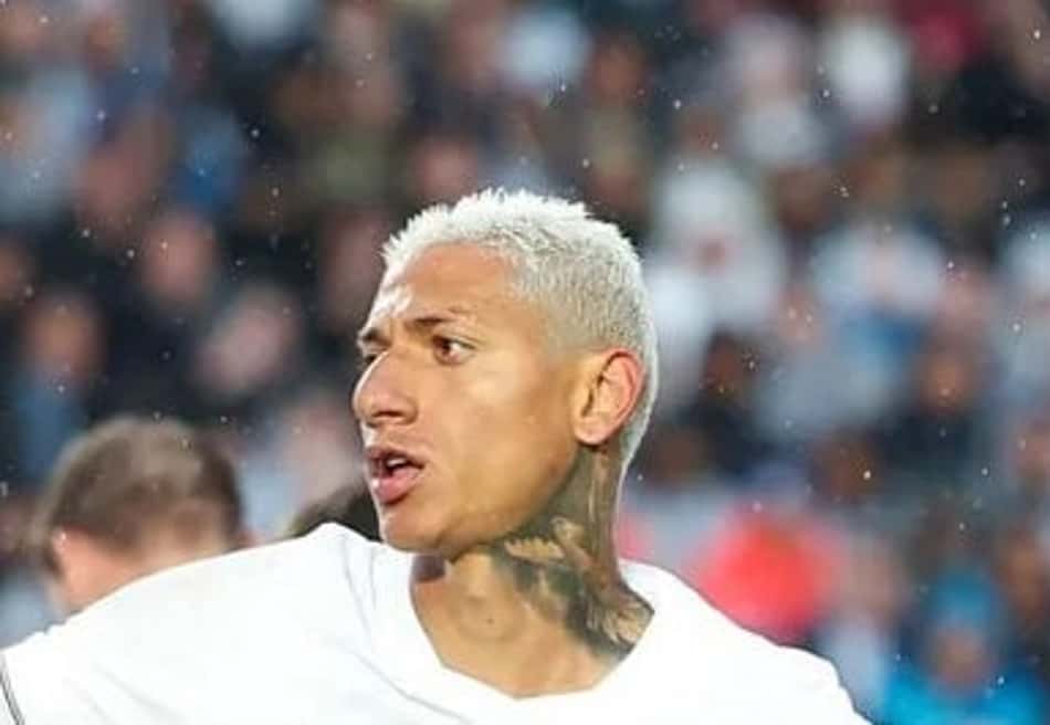 Richarlison com punho erguido comemora gol pelo Tottenham contra o Auckland FC