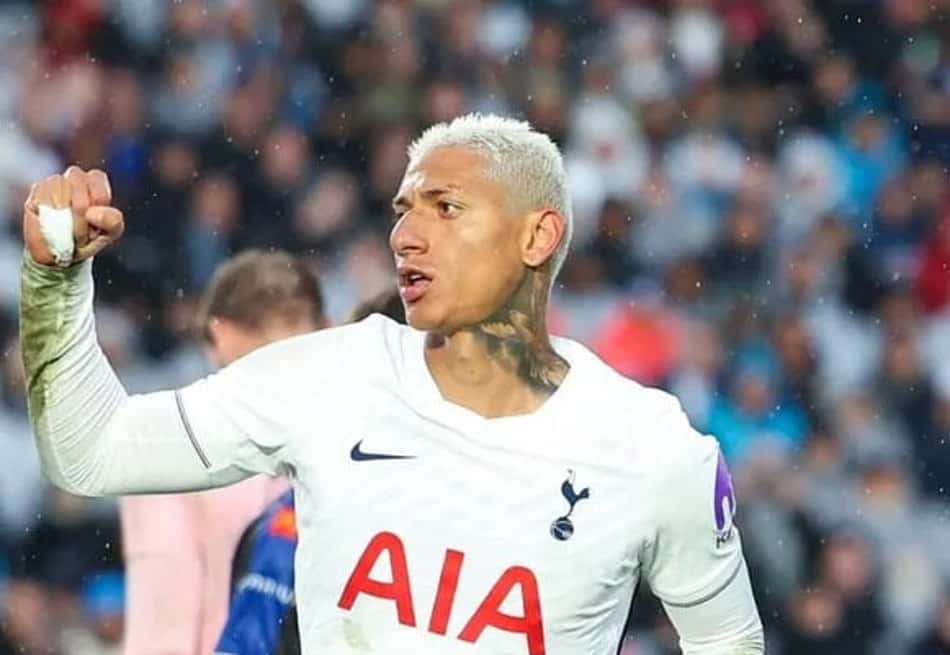 Richarlison com punho erguido comemora gol pelo Tottenham contra o Auckland FC