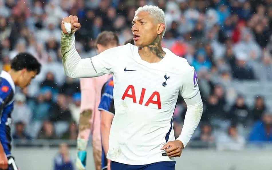 Richarlison com punho erguido comemora gol pelo Tottenham contra o Auckland FC