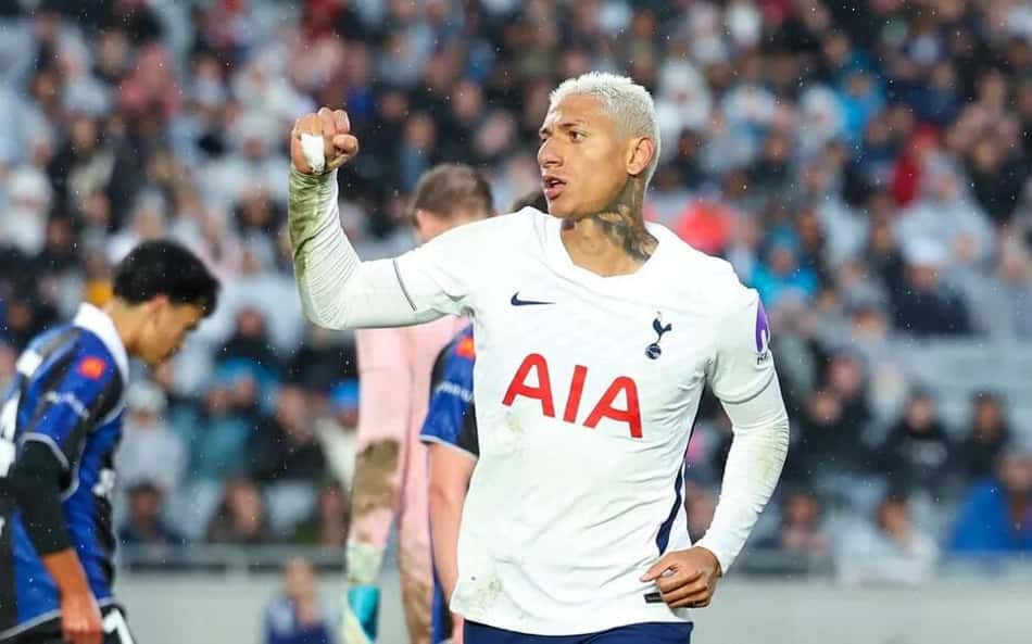 Richarlison com punho erguido comemora gol pelo Tottenham contra o Auckland FC