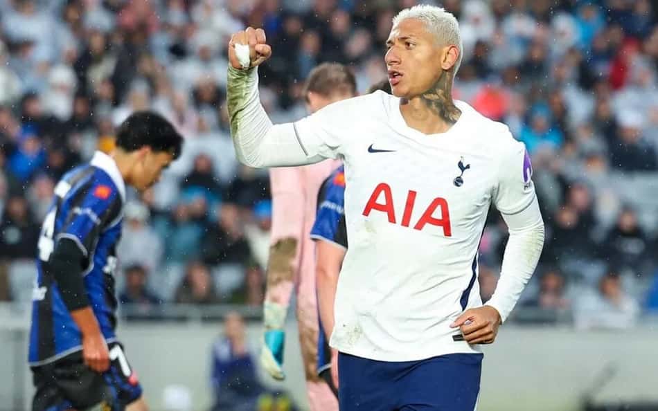 Richarlison com punho erguido comemora gol pelo Tottenham contra o Auckland FC