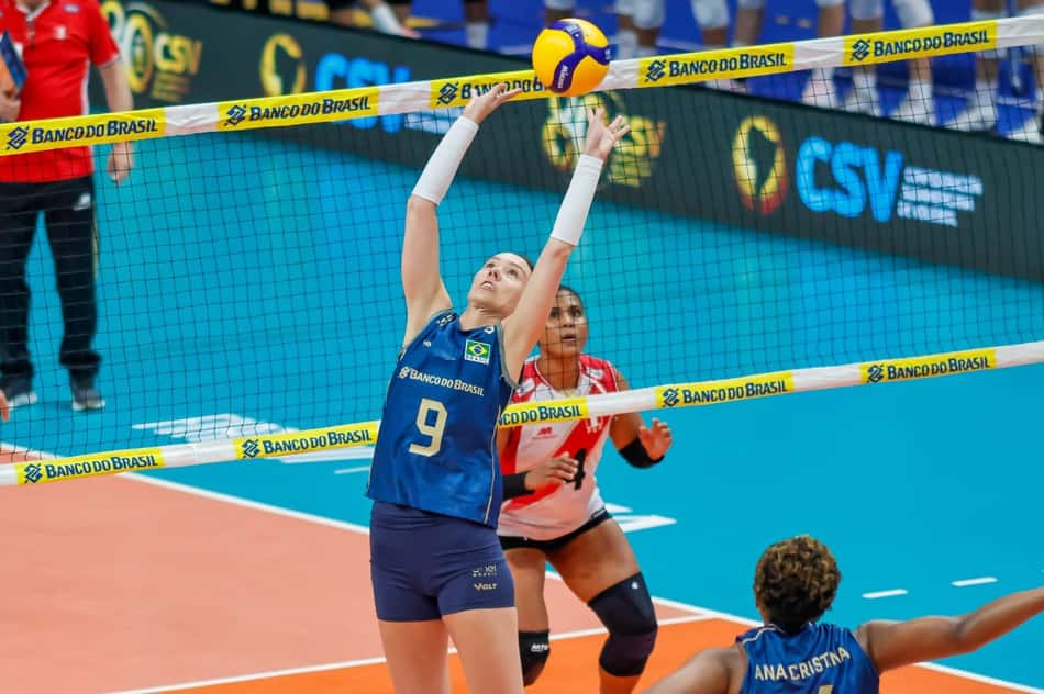Roberta no Brasil x Peru no Sul-Americano (Foto: CBV)