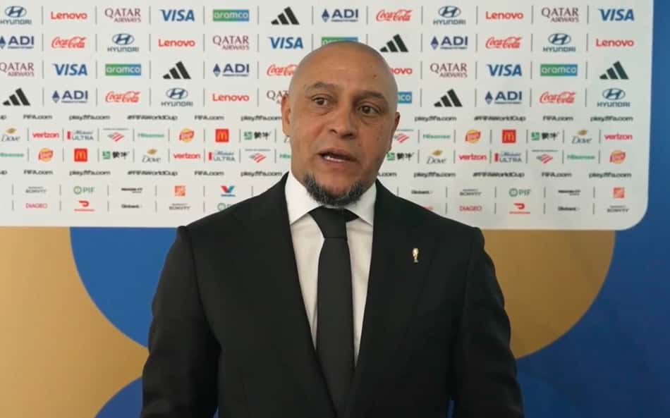 Roberto Carlos dá entrevista para a Fifa (Foto: Reprodução Fifa)