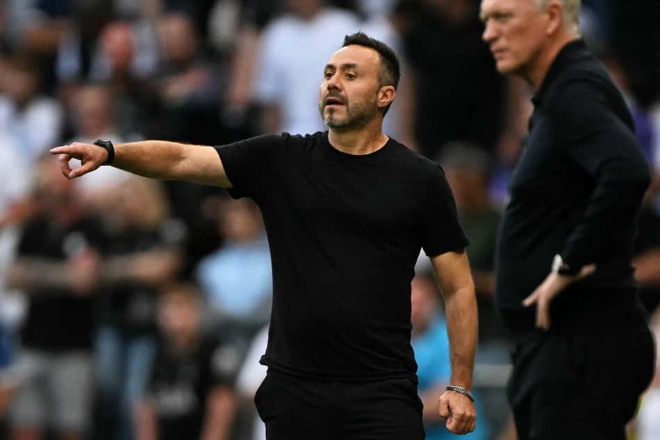 Roberto De Zerbi instrui jogadores do Tottenham em jogo contra o Everton