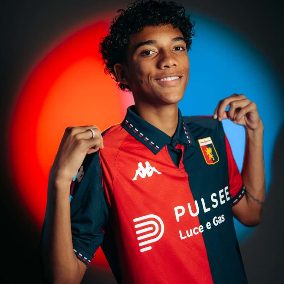 Robinho Jr vestido com a camisa do Genoa, da Itália