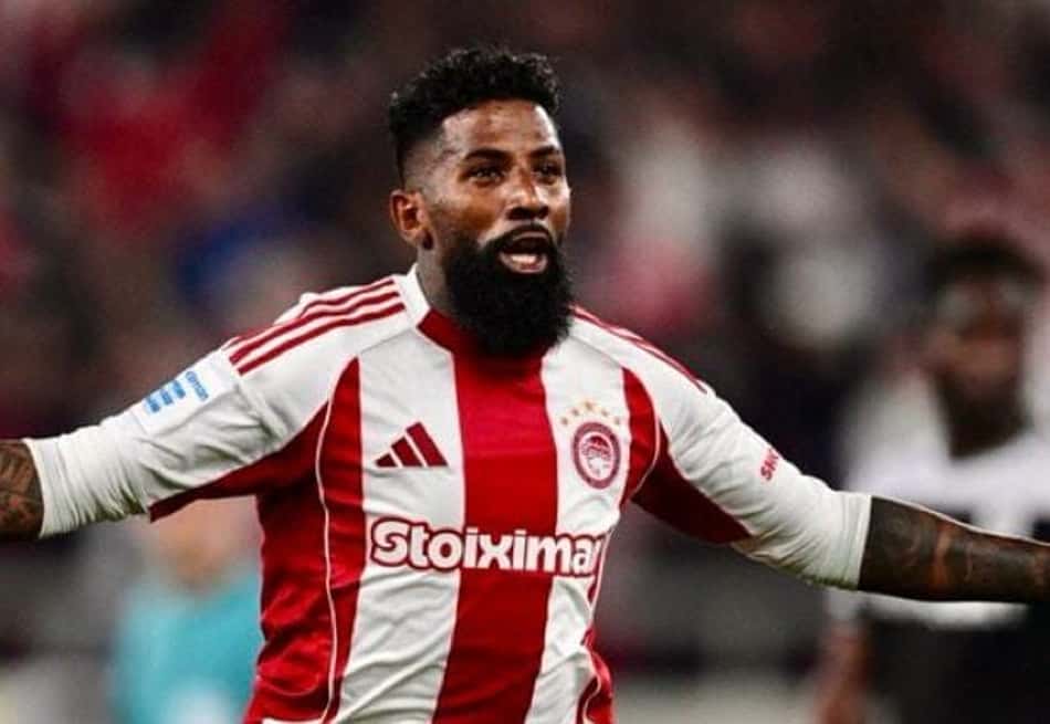 Rodinei atuando pelo Olympiacos.