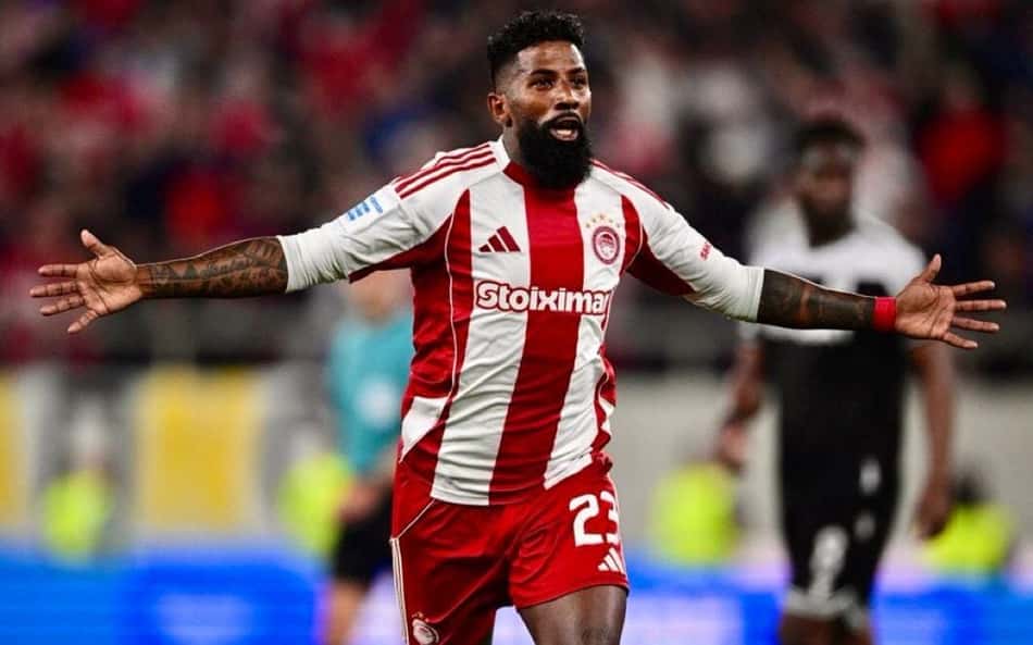 Rodinei atuando pelo Olympiacos.