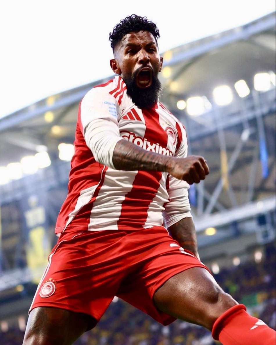 Rodinei comemorando um gol pelo Olympiacos. 