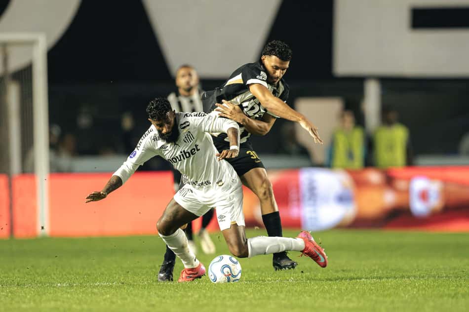 Rodinei e Victor Hugo em Santos x Atlético (Foto: Pedro Souza / Atlético)