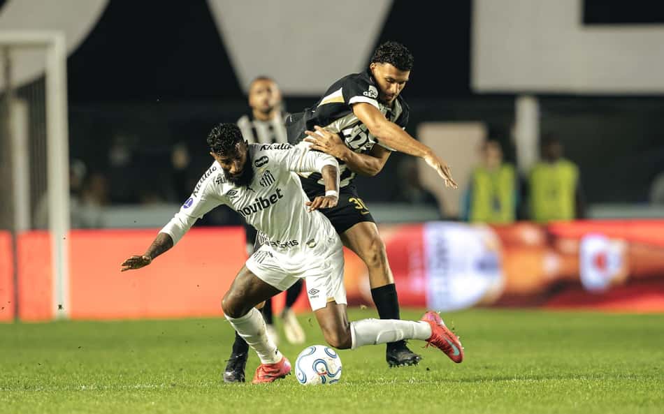 Rodinei e Victor Hugo em Santos x Atlético (Foto: Pedro Souza / Atlético)