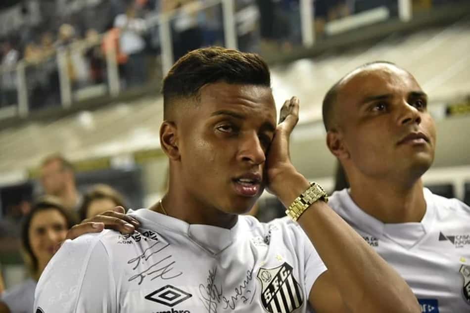 Rodrygo chora na despedida do Santos antes de transferir para o Real Madrid