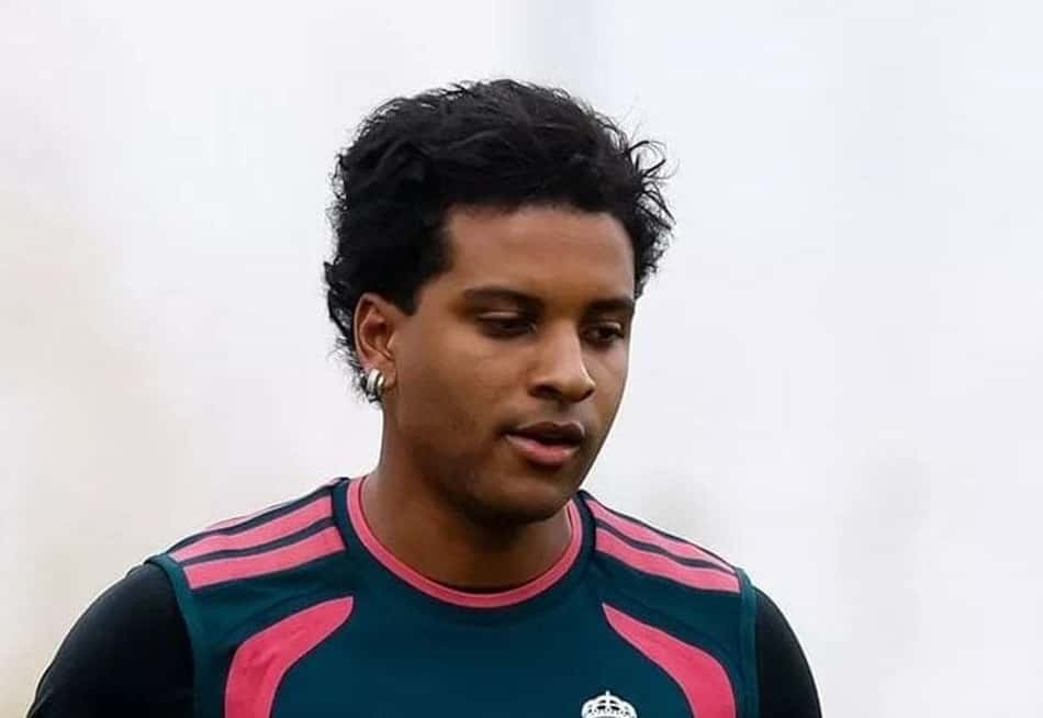 Rodrygo treinando com bola após a lesão no LCA