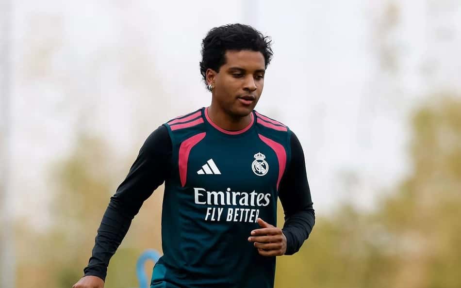 Rodrygo treinando com bola após a lesão no LCA