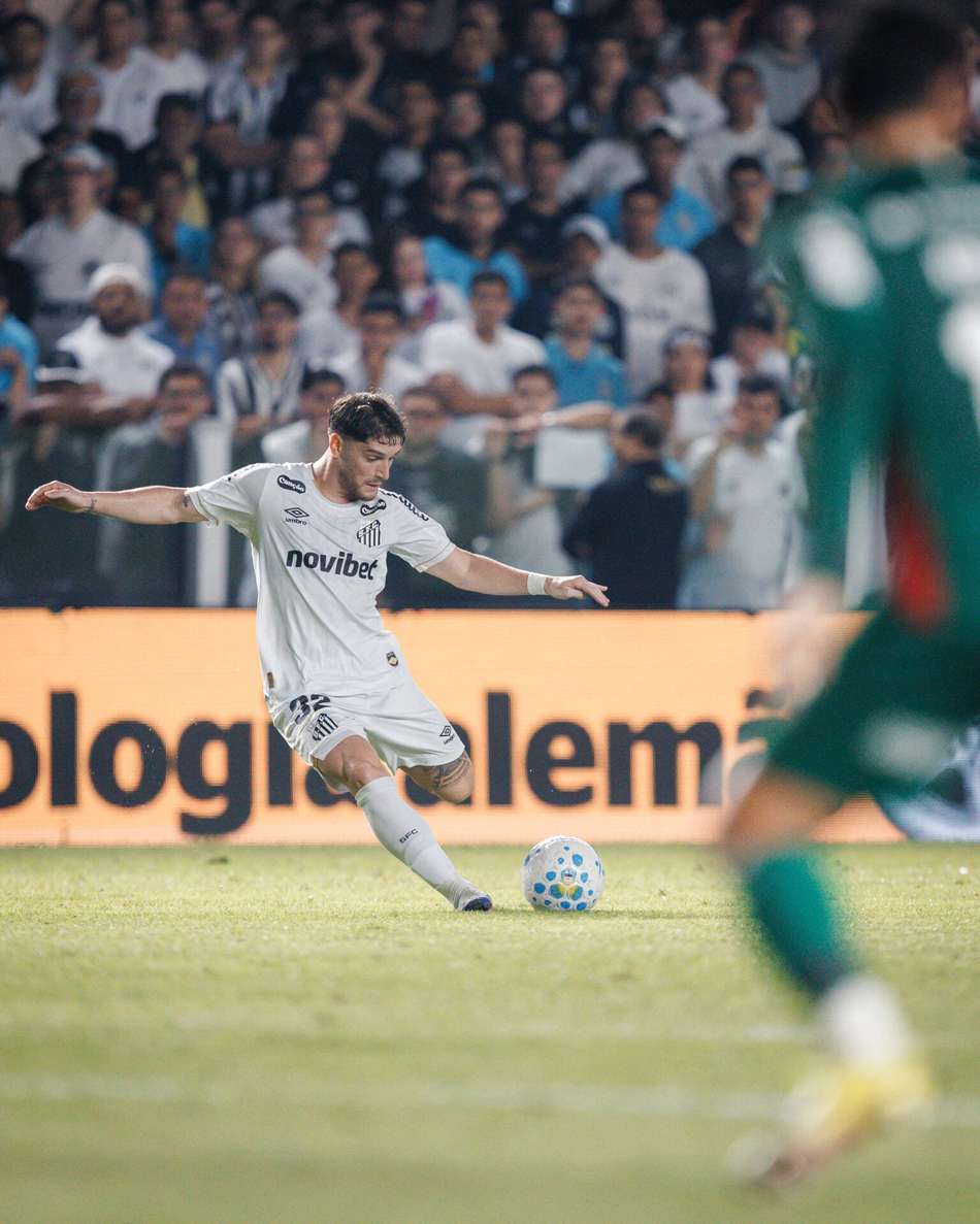 Rollheiser chuta bola na Vila Belmiro