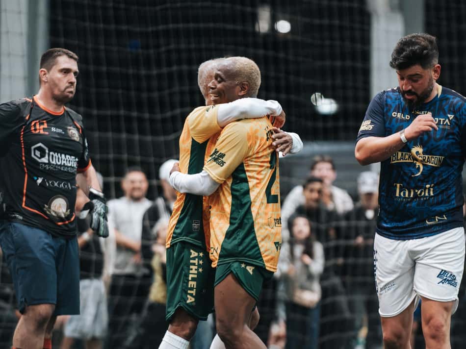 Romário comemora gol em pelada (Foto: Reprodução/ Paulo Estevam)