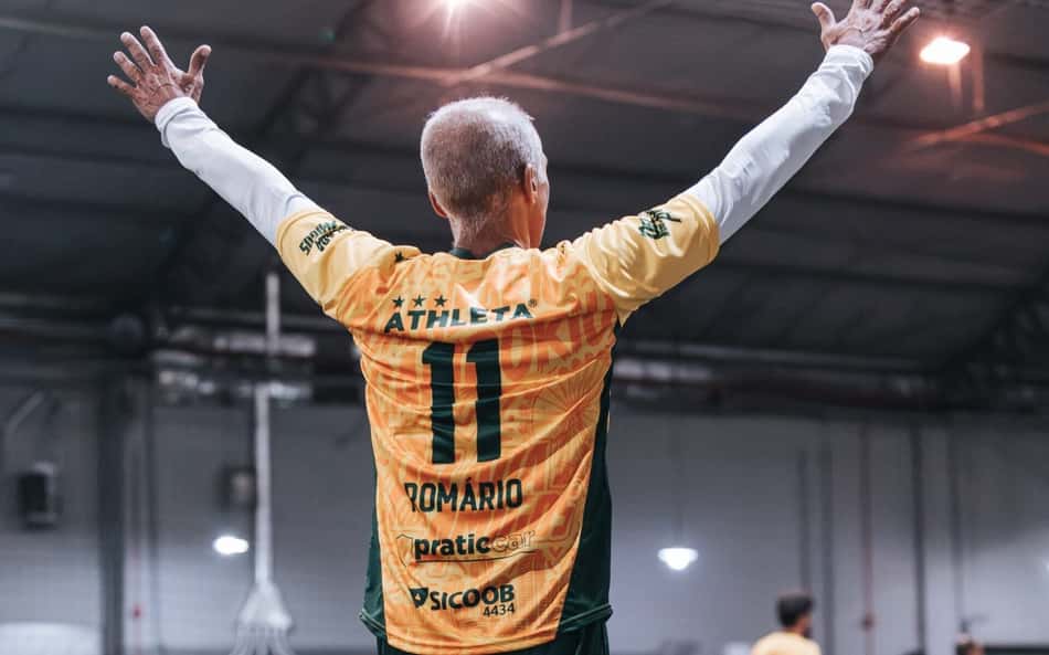 Romário comemora gol em pelada