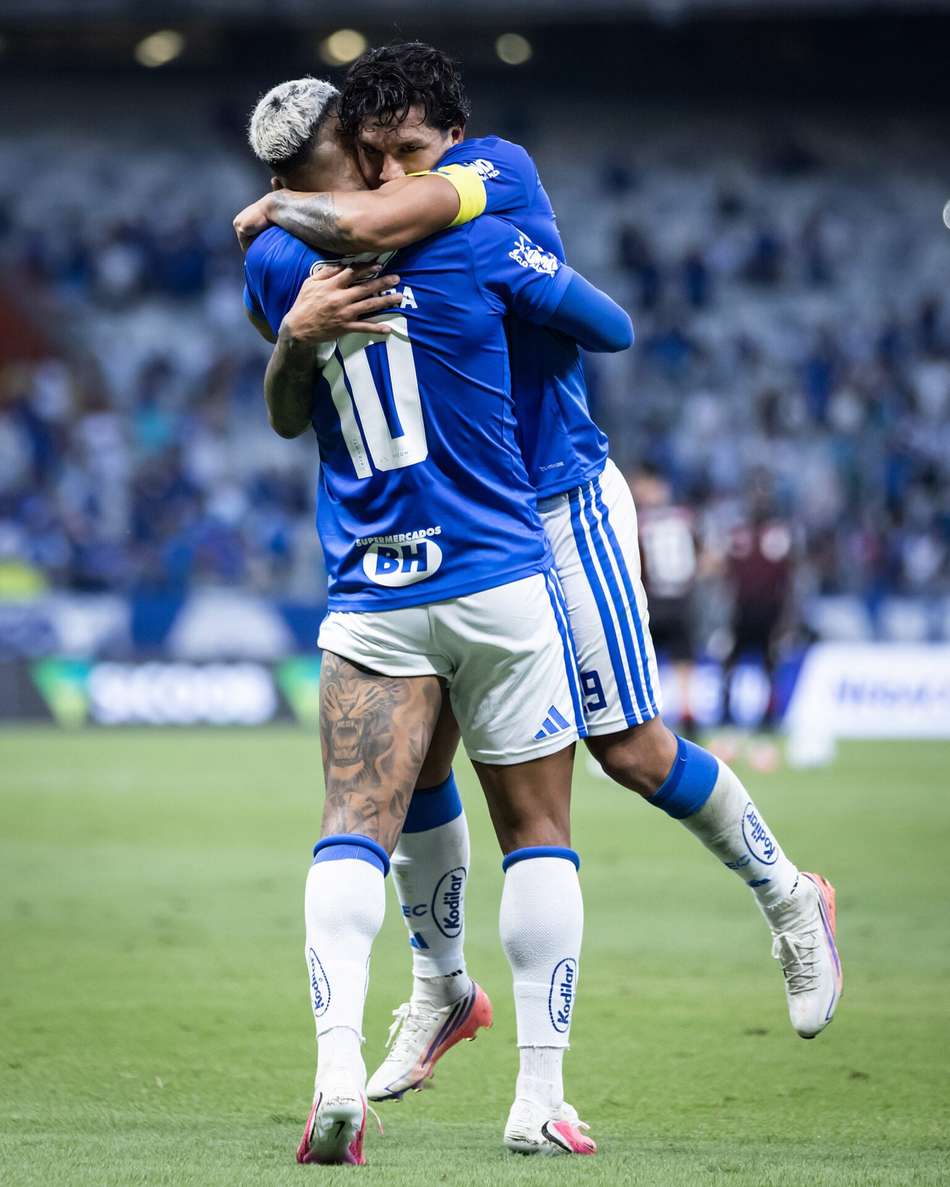 Romero comemora gol com Matheus Pereira