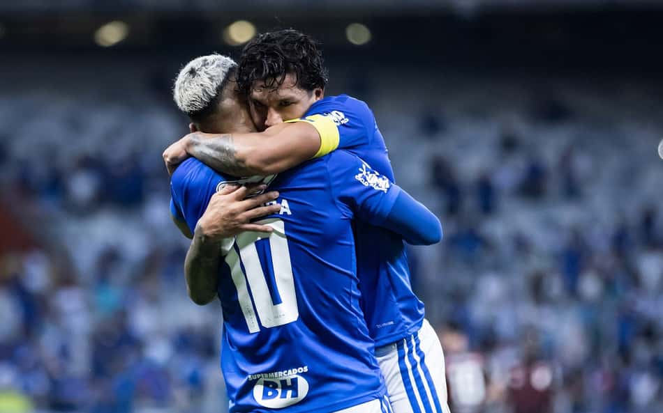 Romero comemora gol com Matheus Pereira
