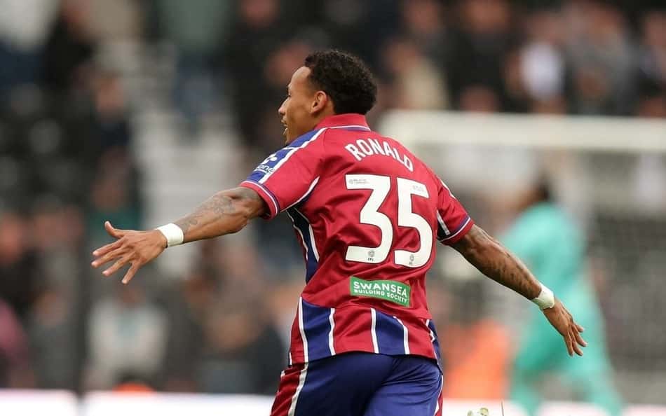 Ronald em ação pelo Swansea na segunda divisão inglesa