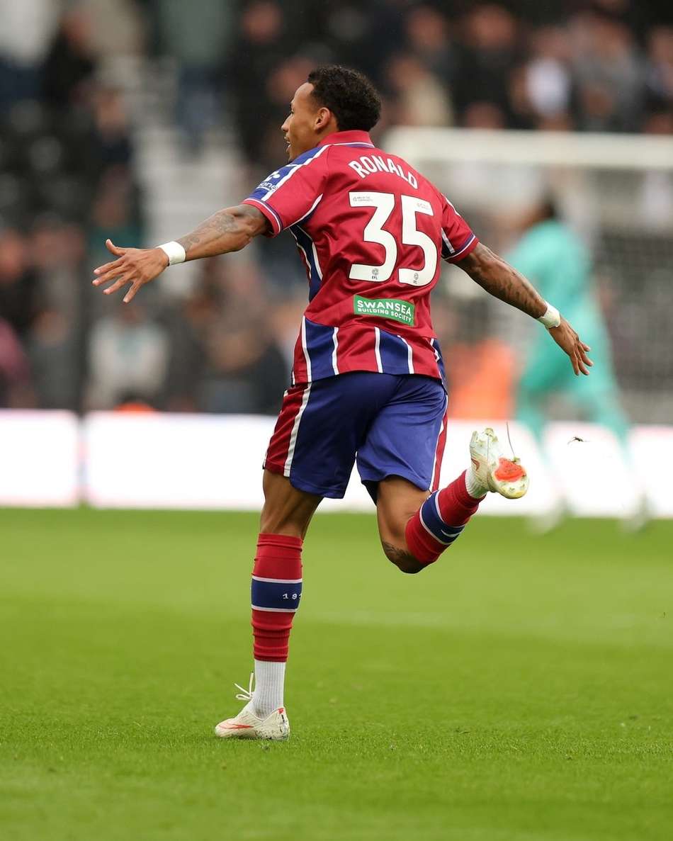 Ronald em ação pelo Swansea na segunda divisão inglesa