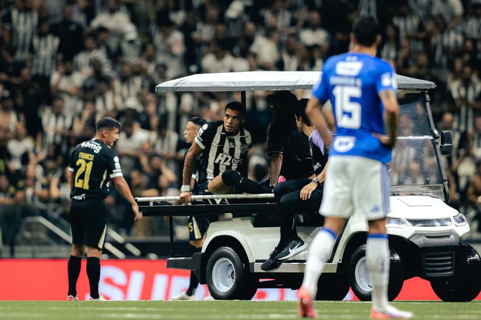 Ruan sai lesionado em Atlético-MG x Cruzeiro (Foto: Pedro Souza / Atlético)